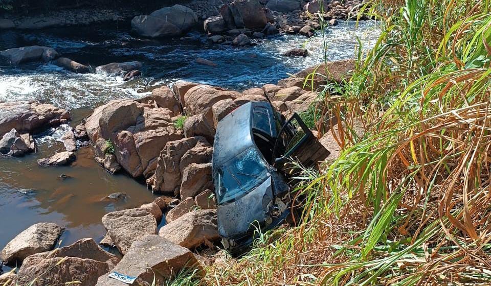 Carro capotado é encontrado as margens do Rio Jundiaí